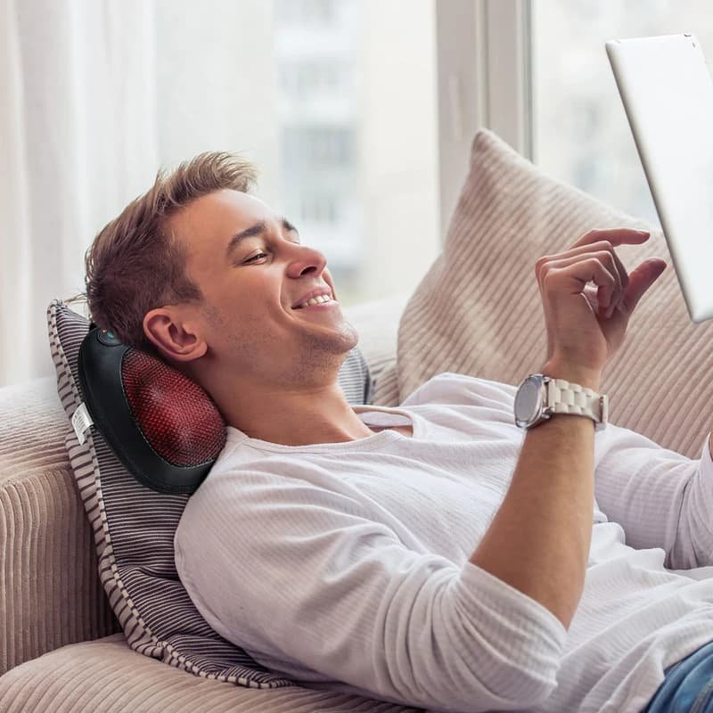 homme souriant avec Coussin de Massage