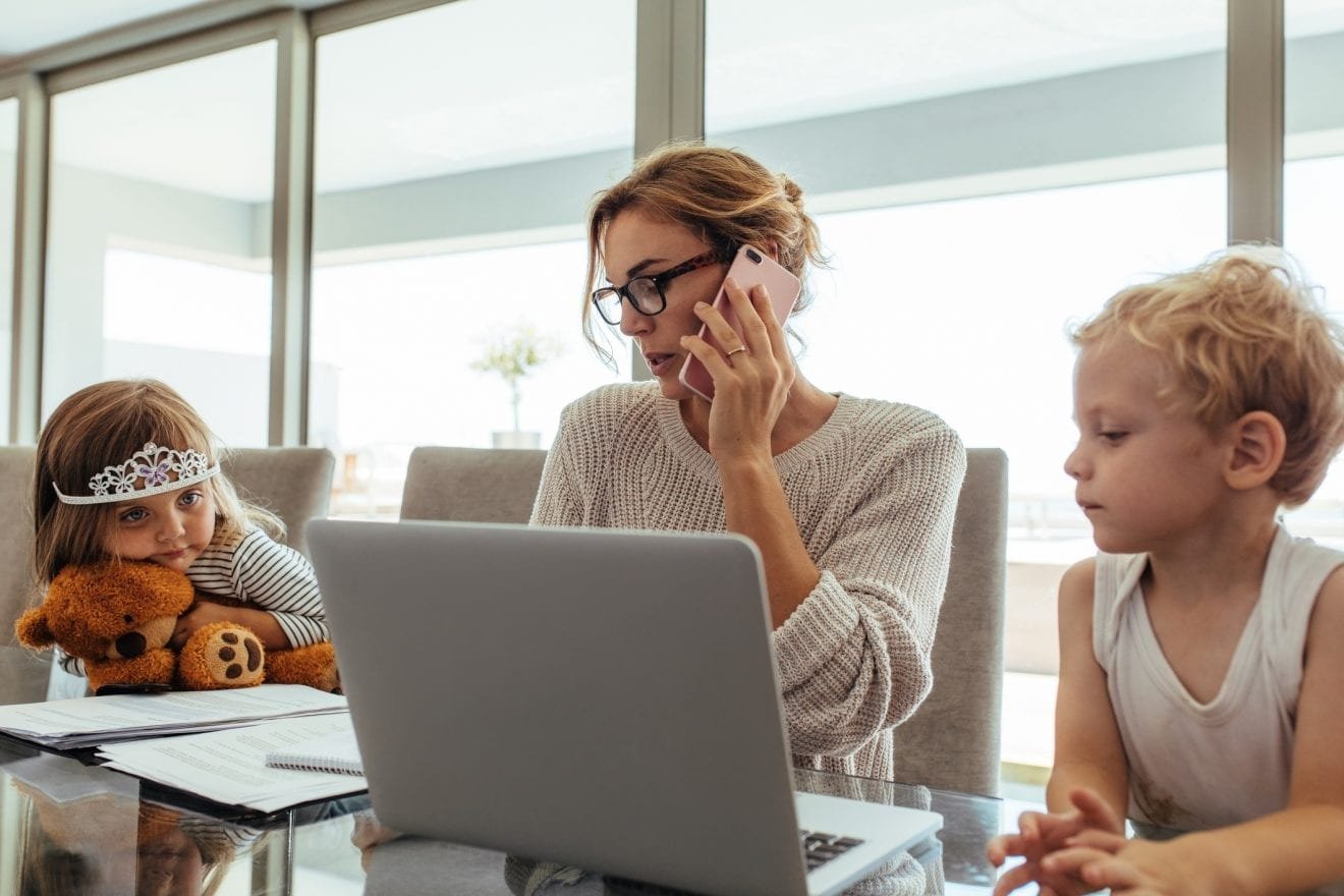 maman qui travail devant le pc avec ses deux enfants