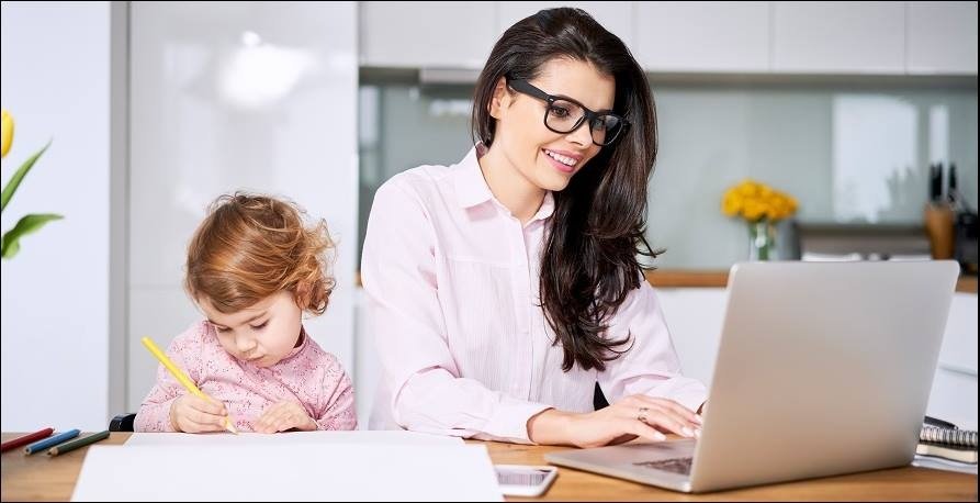 maman devant son pc avec sa fille