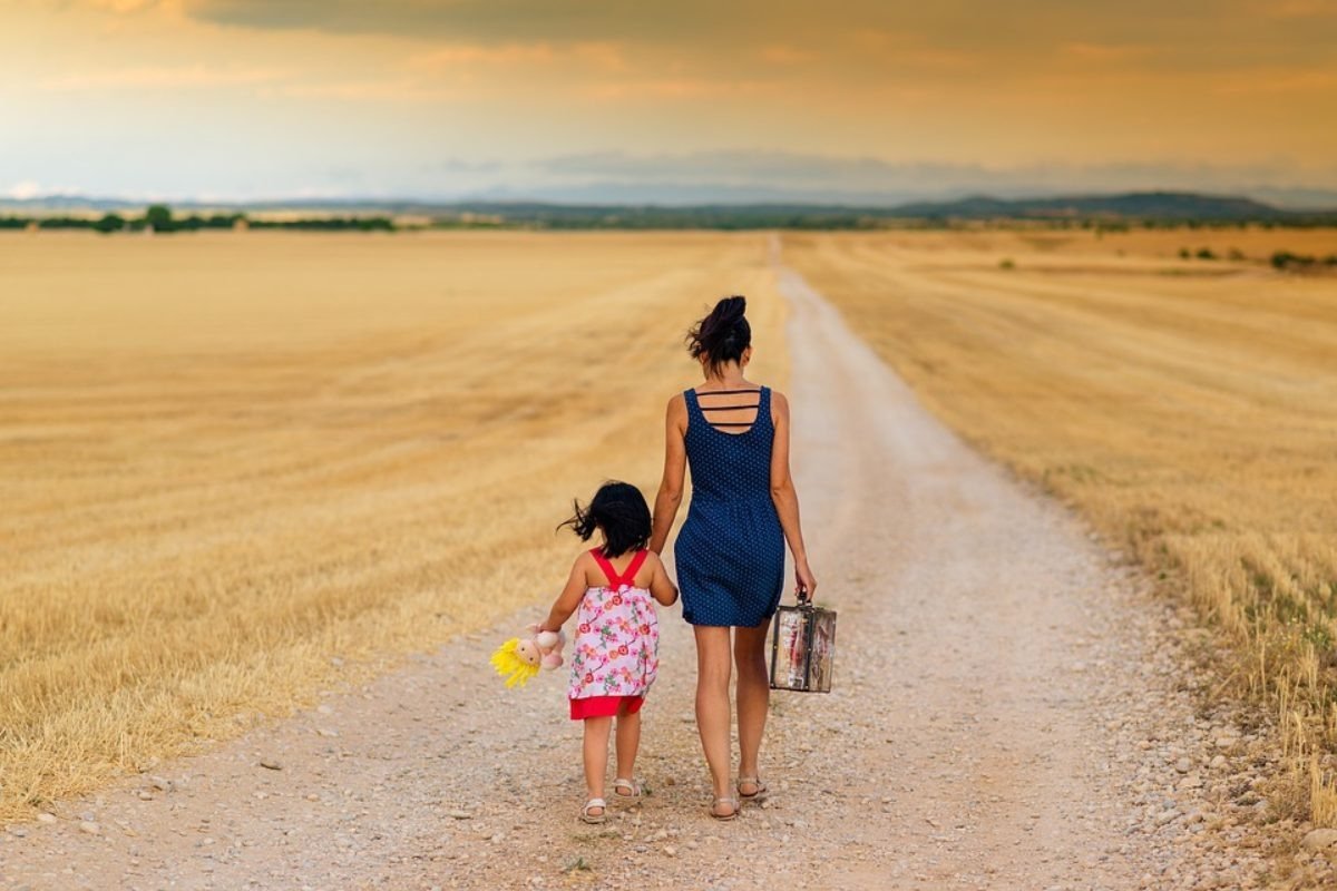 maman avec sa fille le long de la route