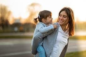 maman seule heureuse avec sa fille