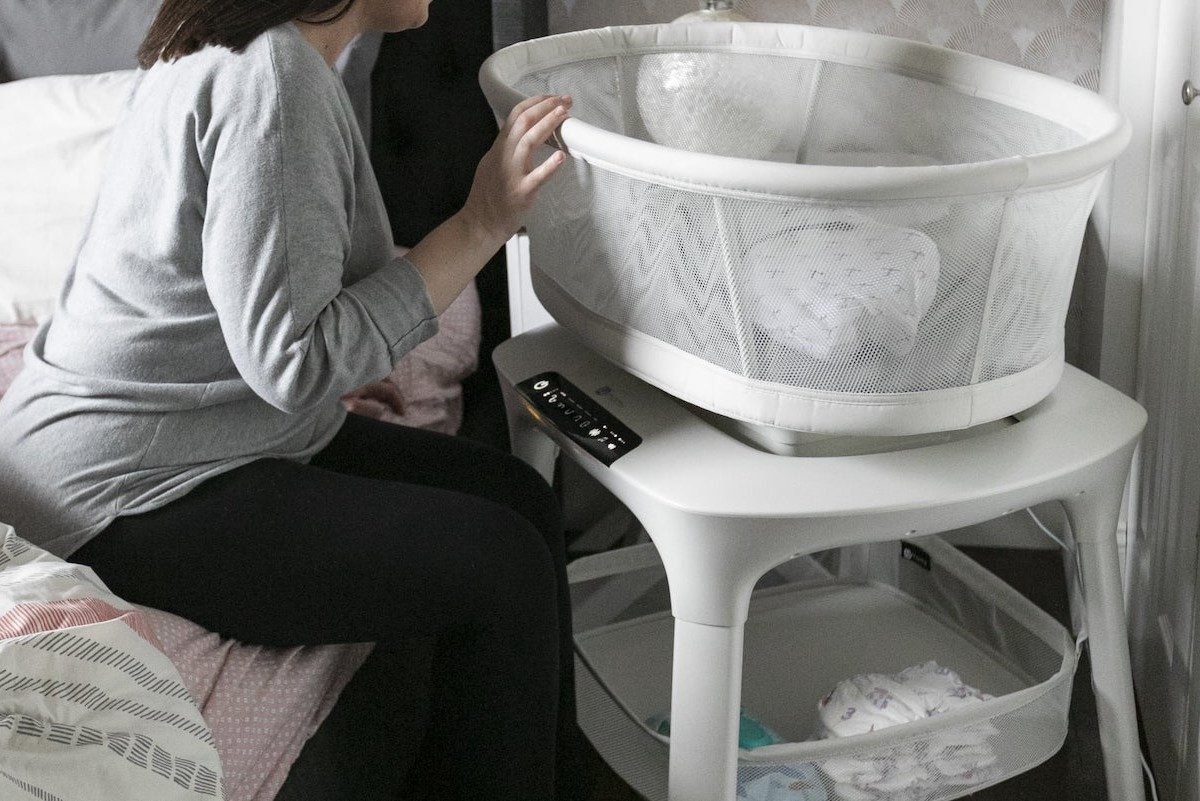bébé qui dort dans un lit électrique