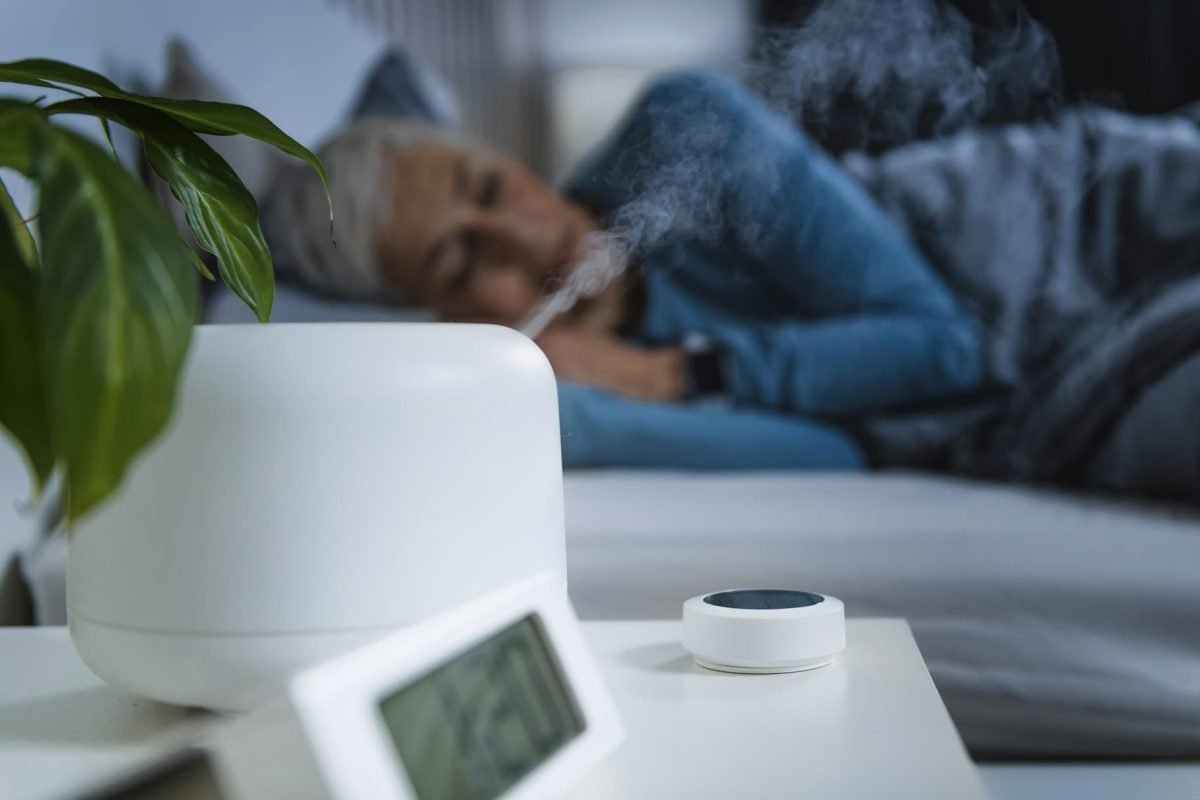 femme qui dort avec un humidificateur d'air allumé