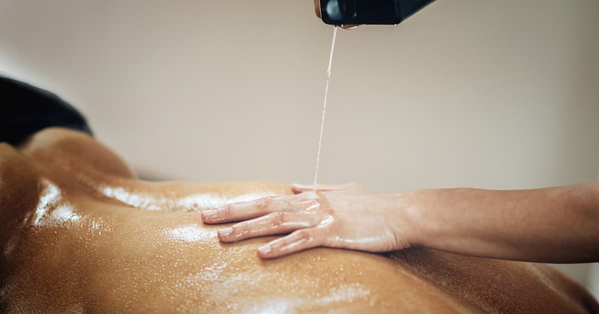utilisation de l'huile lors d'un massage nuru
