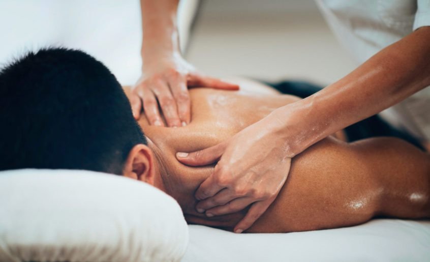 homme qui se fait masser la nuque