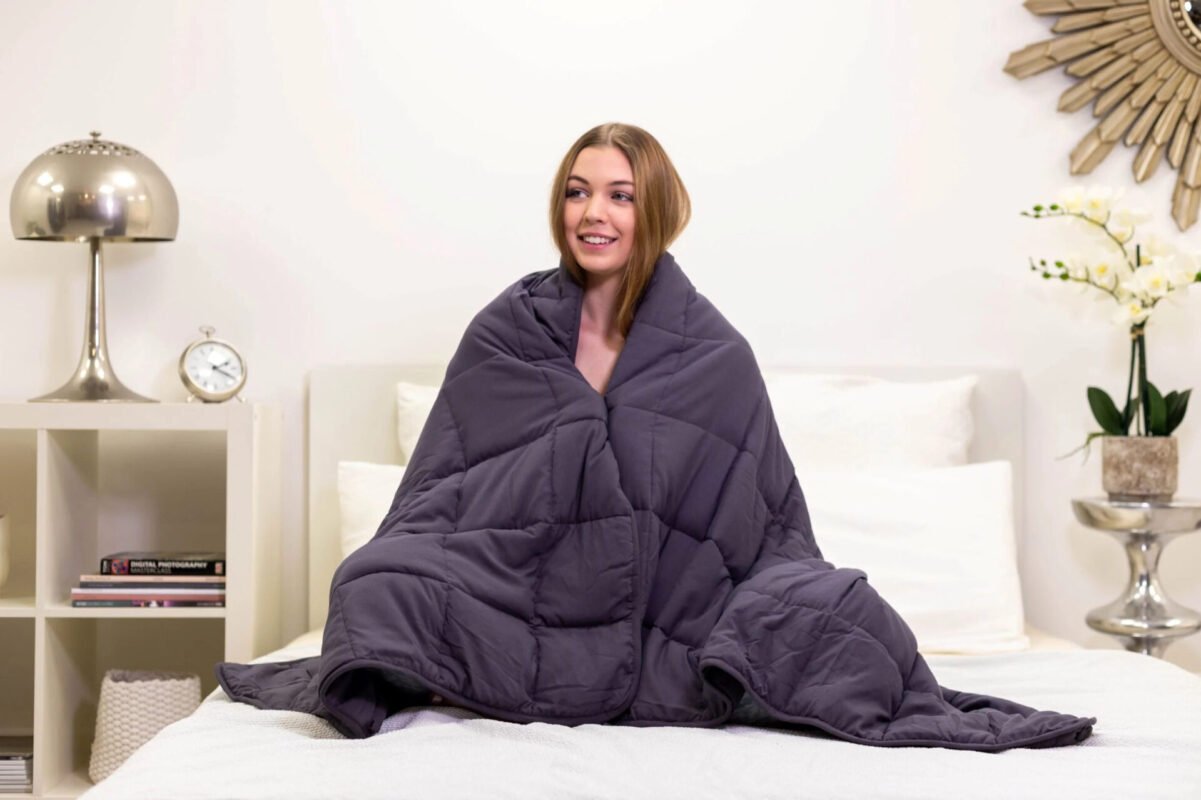 femme heureuse avec couverture lestée