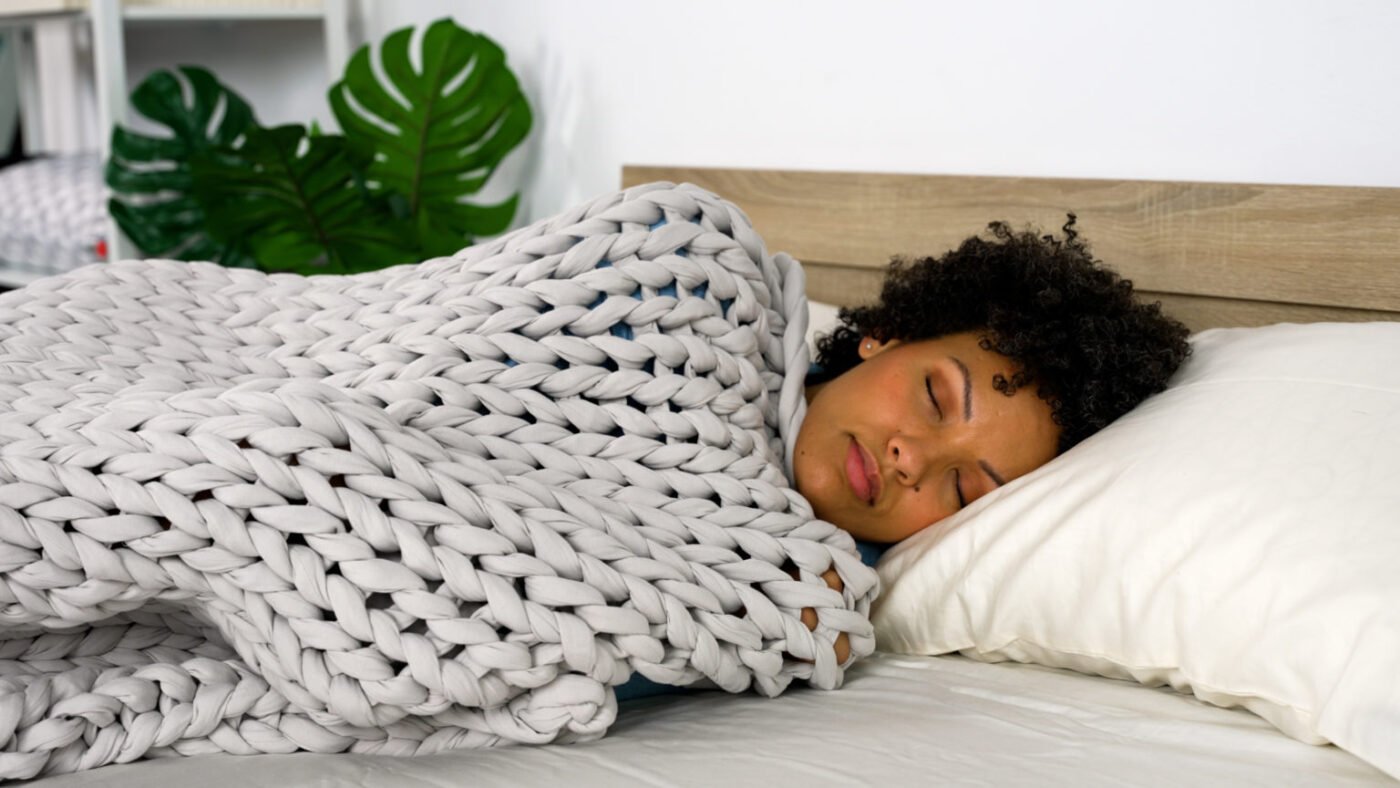 femme qui dort avec couverture lestée fillet