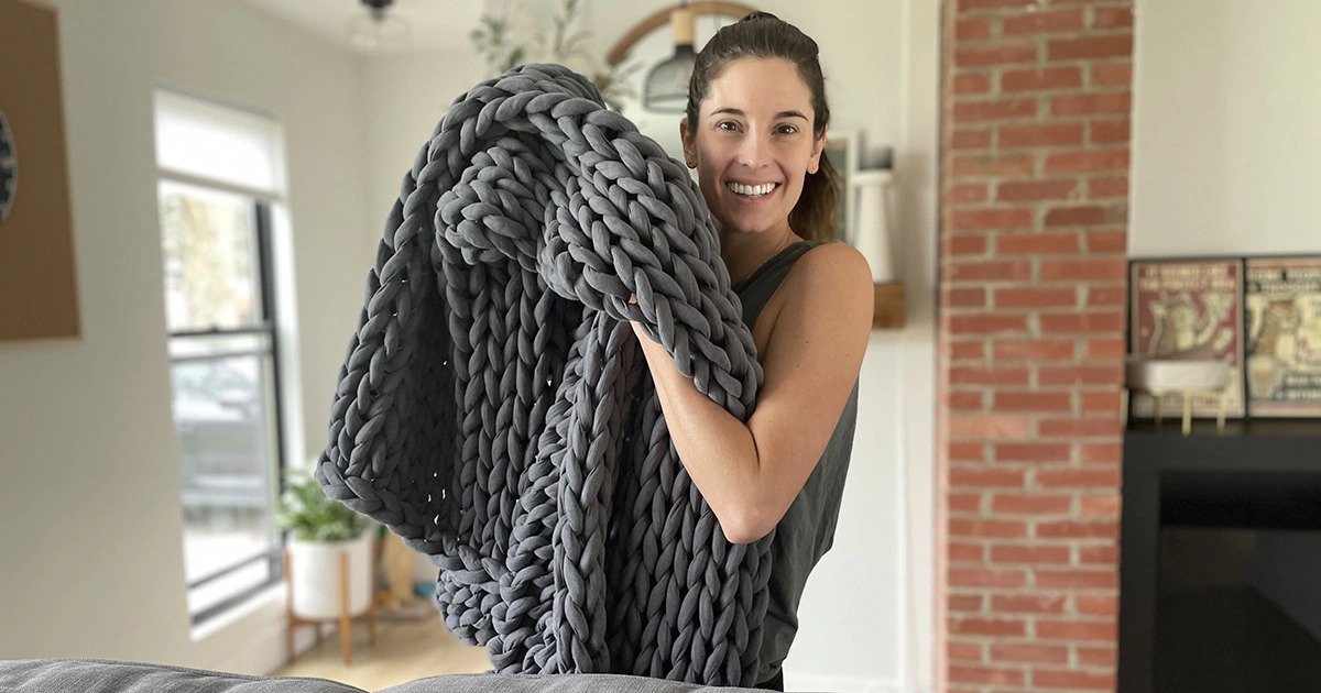 femme qui porte une couverture lestée
