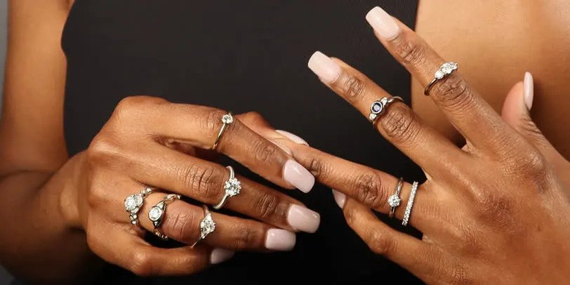 femme qui porte différents styles de bagues de promesse