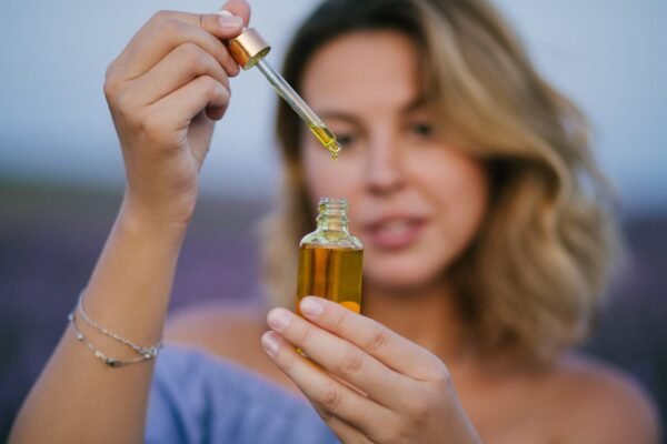 femme qui sent huiles essentielles pour se relaxer