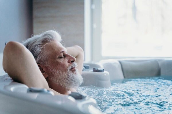 Homme âgé qui se relaxe dans un jacuzzi
